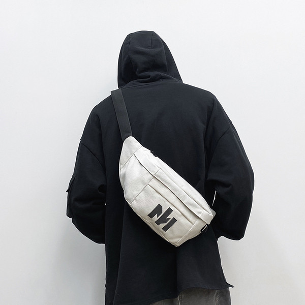 Férfi vállas sporttáska mintával