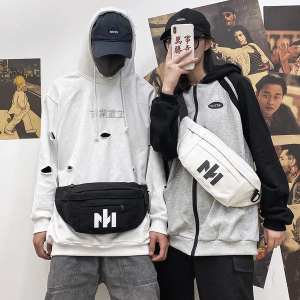 Férfi vállas sporttáska mintával