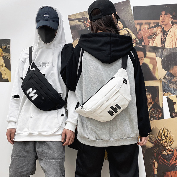 Férfi vállas sporttáska mintával