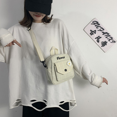 Női mindennapi kistáska színes hímzéssel - két modell