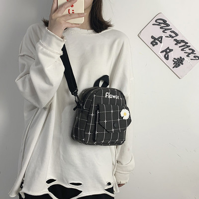 Női mindennapi kistáska színes hímzéssel - két modell