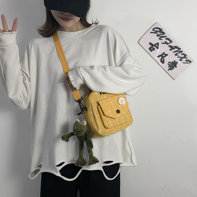 Női mindennapi kistáska színes hímzéssel - két modell