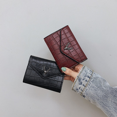 Γυναικείο πορτοφόλι από οικολογικό δέρμα με μεταλλική διακόσμηση σε σχήμα ελαφιού