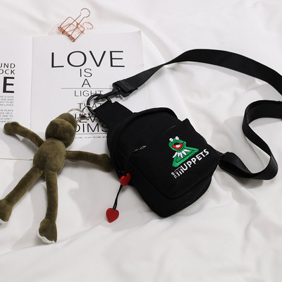 Női sport-alkalmi táska színes felirattal és rátéttel