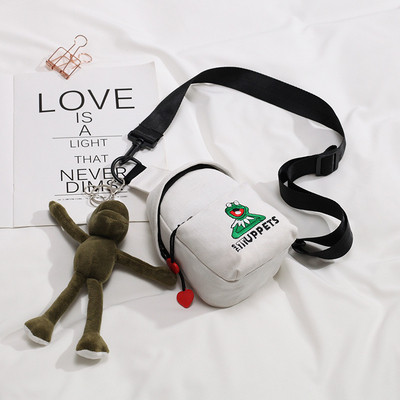 Női sport-alkalmi táska színes felirattal és rátéttel