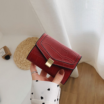 Mazs sieviešu maciņš no eko ādas ar metāla aizdari