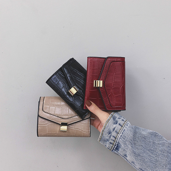 Mazs sieviešu maciņš no eko ādas ar metāla aizdari