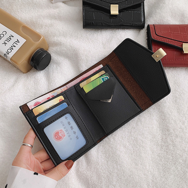 Mazs sieviešu maciņš no eko ādas ar metāla aizdari