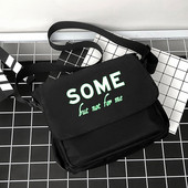 Mindennapi férfi táska felirattal, hosszú füllel