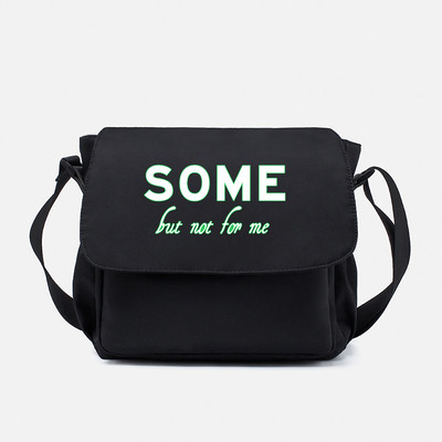 Mindennapi férfi táska felirattal, hosszú füllel