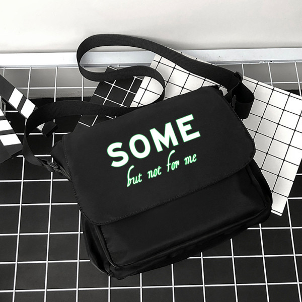 Mindennapi férfi táska felirattal, hosszú füllel