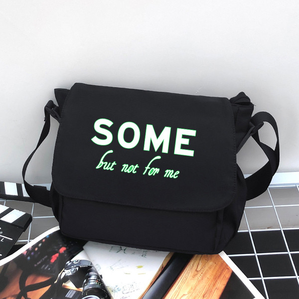 Mindennapi férfi táska felirattal, hosszú füllel