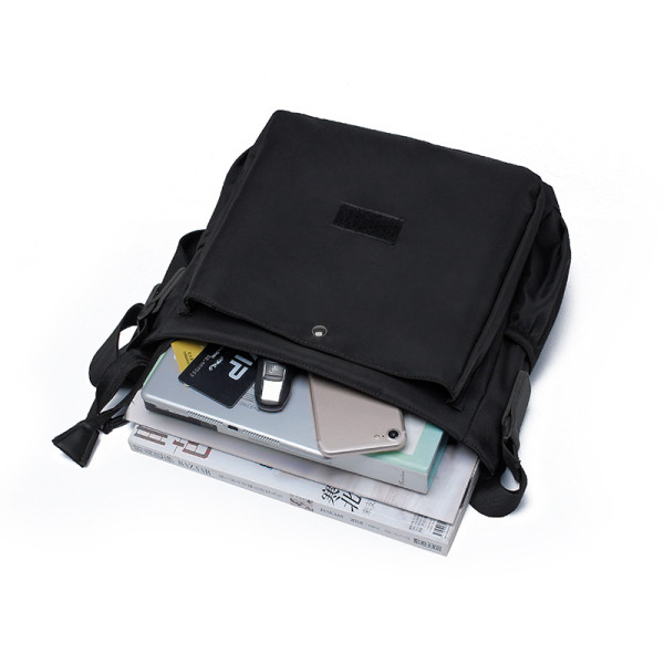 Mindennapi férfi táska felirattal, hosszú füllel