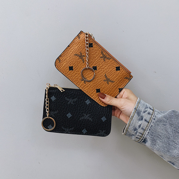 Eko bőrből készült vékony női pénztárca fém lánccal és applikációkkal