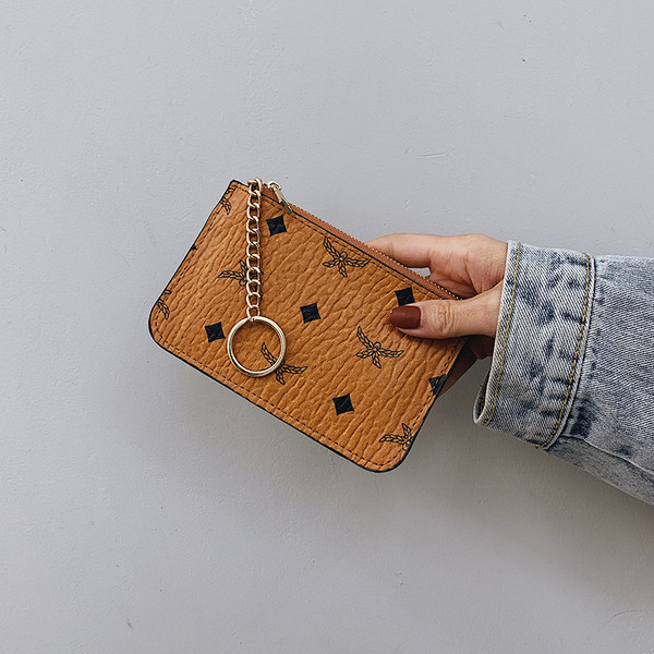 Eko bőrből készült vékony női pénztárca fém lánccal és applikációkkal