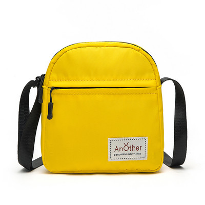 Hétköznapi válltáska emblémával