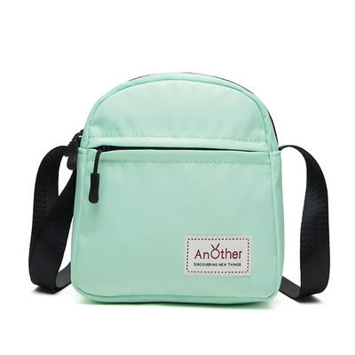 Hétköznapi válltáska emblémával