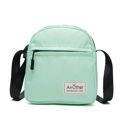 Hétköznapi válltáska emblémával