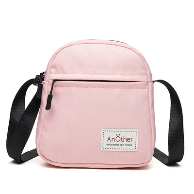 Hétköznapi válltáska emblémával