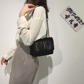 Női bőrtáska hosszú vas fogantyúval