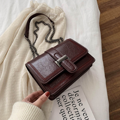 Női bőrtáska hosszú vas fogantyúval