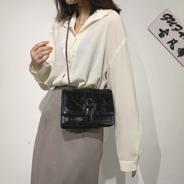 Női bőrtáska hosszú vas fogantyúval