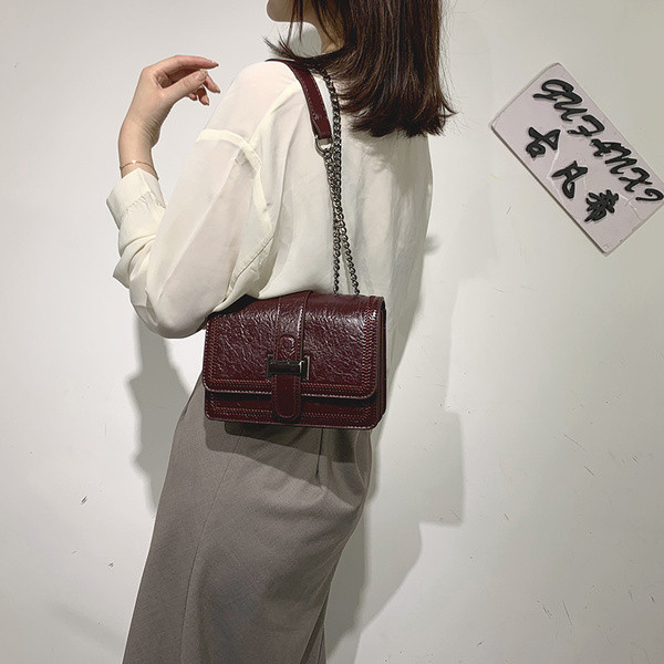 Női bőrtáska hosszú vas fogantyúval