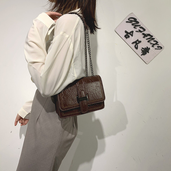 Női bőrtáska hosszú vas fogantyúval