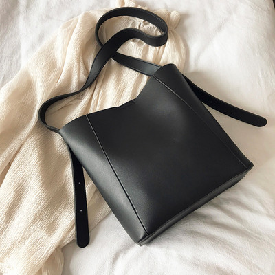 Női bőr táska hosszú füllel