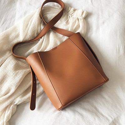 Női bőr táska hosszú füllel