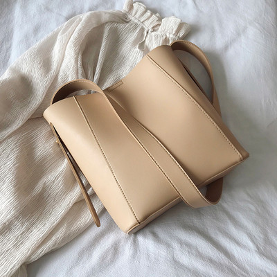 Női bőr táska hosszú füllel