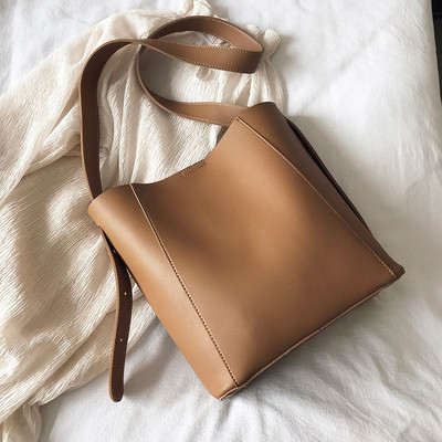 Női bőr táska hosszú füllel