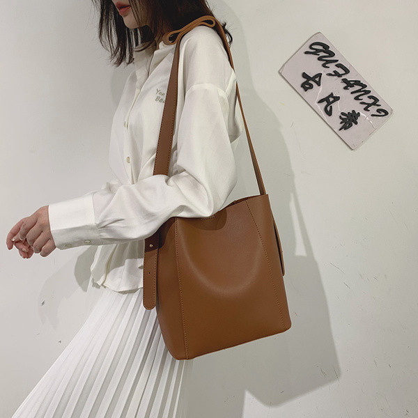 Női bőr táska hosszú füllel