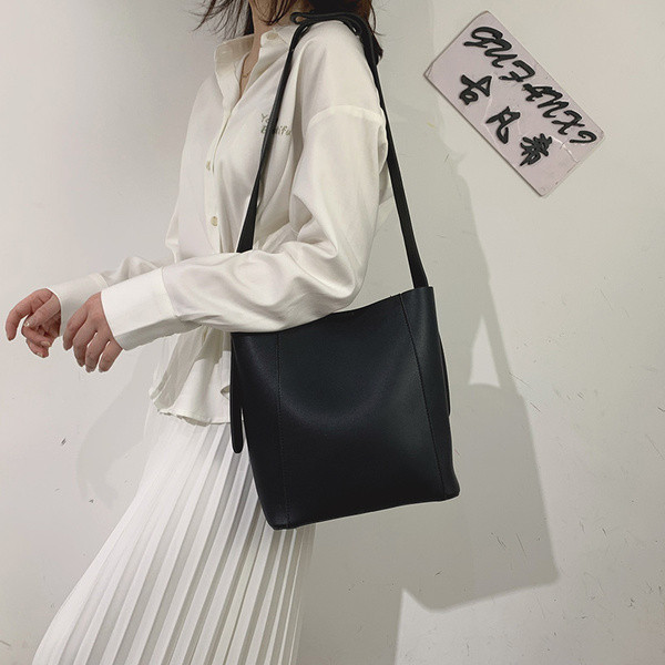 Női bőr táska hosszú füllel