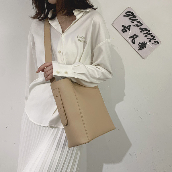 Női bőr táska hosszú füllel