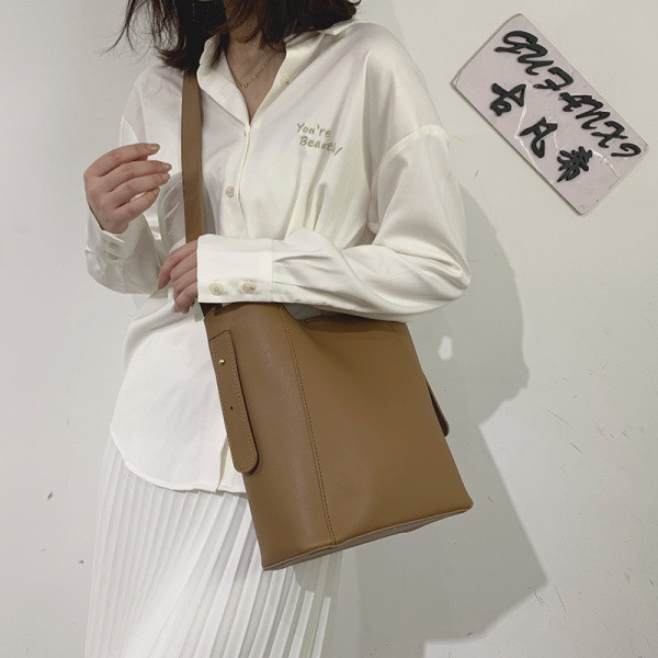 Női bőr táska hosszú füllel