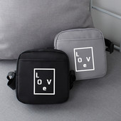 Neliela vīriešu somiņa ar uzrakstu un garu rokturi