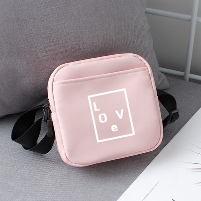 Neliela vīriešu somiņa ar uzrakstu un garu rokturi