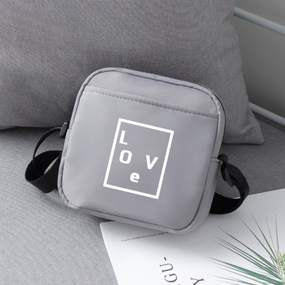 Neliela vīriešu somiņa ar uzrakstu un garu rokturi