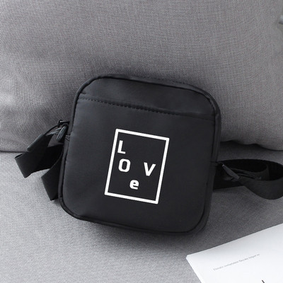 Neliela vīriešu somiņa ar uzrakstu un garu rokturi