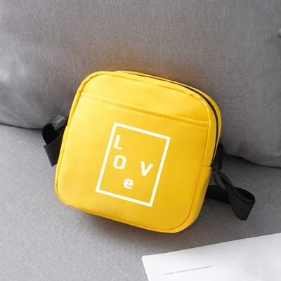 Neliela vīriešu somiņa ar uzrakstu un garu rokturi