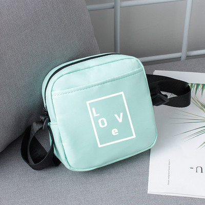 Neliela vīriešu somiņa ar uzrakstu un garu rokturi