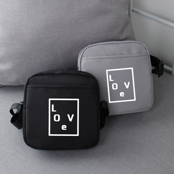 Neliela vīriešu somiņa ar uzrakstu un garu rokturi