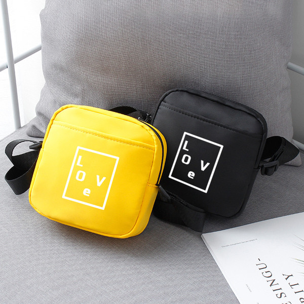 Neliela vīriešu somiņa ar uzrakstu un garu rokturi