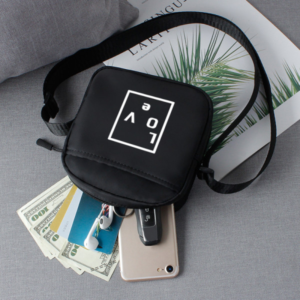 Neliela vīriešu somiņa ar uzrakstu un garu rokturi