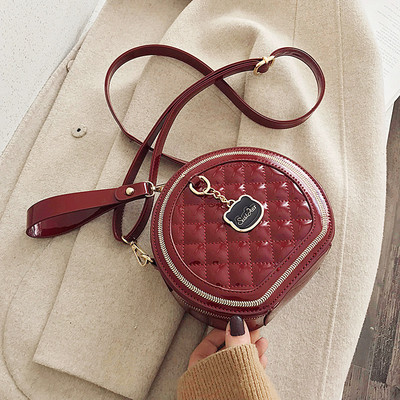 Stílusos női táska kerek formában - eko bőrből