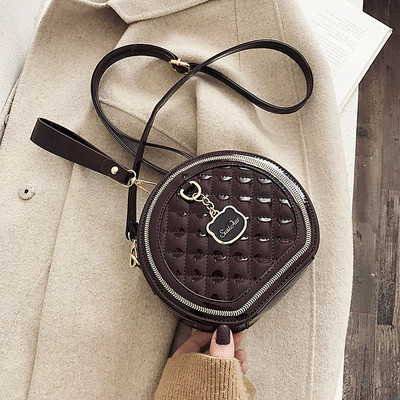 Stílusos női táska kerek formában - eko bőrből