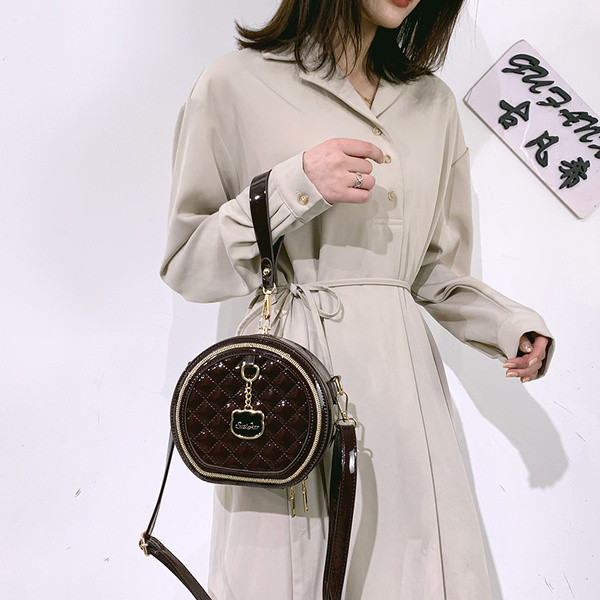 Stílusos női táska kerek formában - eko bőrből