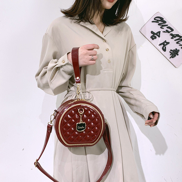 Stílusos női táska kerek formában - eko bőrből