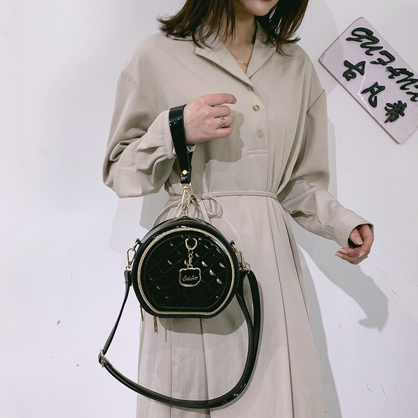 Stílusos női táska kerek formában - eko bőrből